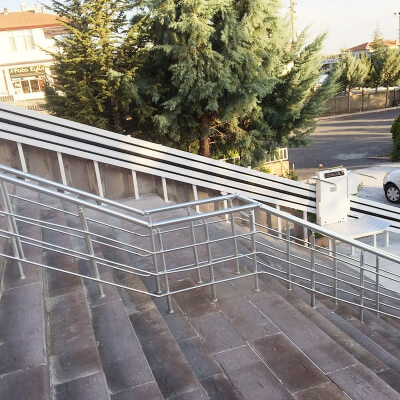 أين يتم استخدام مصاعد Plaform ذات النوع المنحني؟