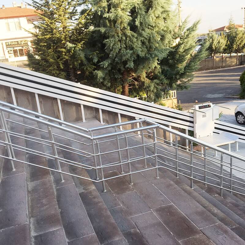 أين يتم استخدام مصاعد Plaform ذات النوع المنحني؟